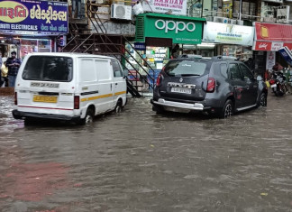 अहमदाबाद में बिजली गिरने के साथ तेज बारिश, कई इलाकों में जलभराव