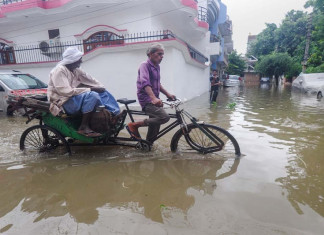 यूपी में भारी बारिश से 13 की मौत, स्कूल बंद, कई इलाकों में जलभराव की स्थिति